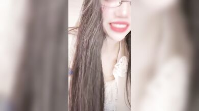 稀有玩法，穿着牛仔裤户外喷尿直播间上演喷泉，为什么她这么浪还这么多淫水！表面女神私下是喷水小淫娃！(1)